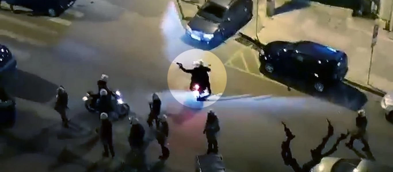 Η... έρευνα της αστυνομίας αποφάνθηκε: Ο αστυνομικός δε σημάδευε με όπλο, απλά κρατούσε τα γάντια του